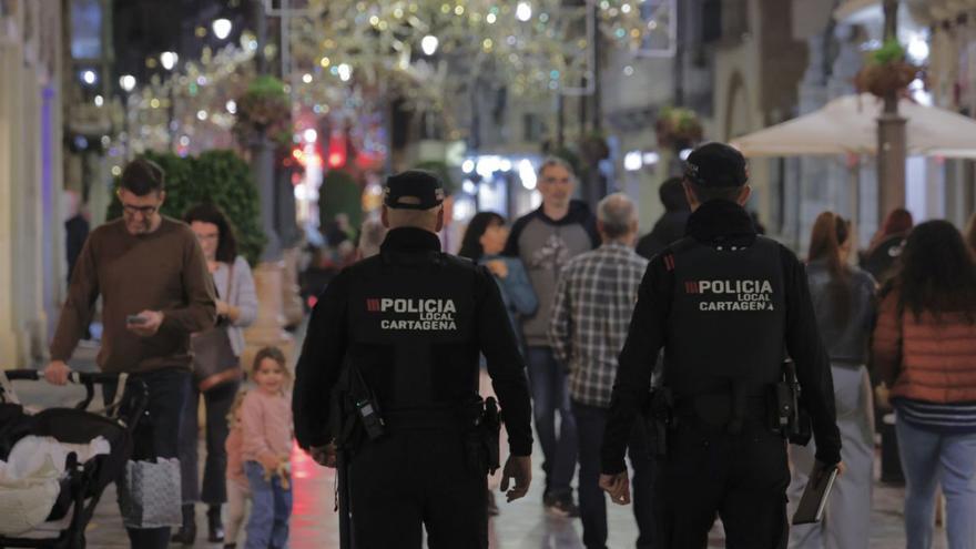 Dos agentes de Policía Local patrullan a pie el centro de Cartagena en una imagen de archivo.