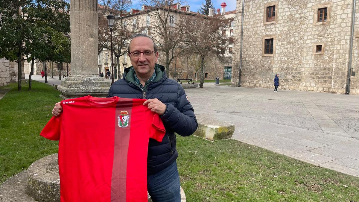 El empresario Juan Antonio Gallego, expresidente del Real Burgos Club de Fútbol (1994 2021), posa con una camiseta del equipo en una plaza de la ciudad, ayer.