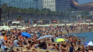 Aspecto de las playas de Barcelona durante un fin de semana veraniego.