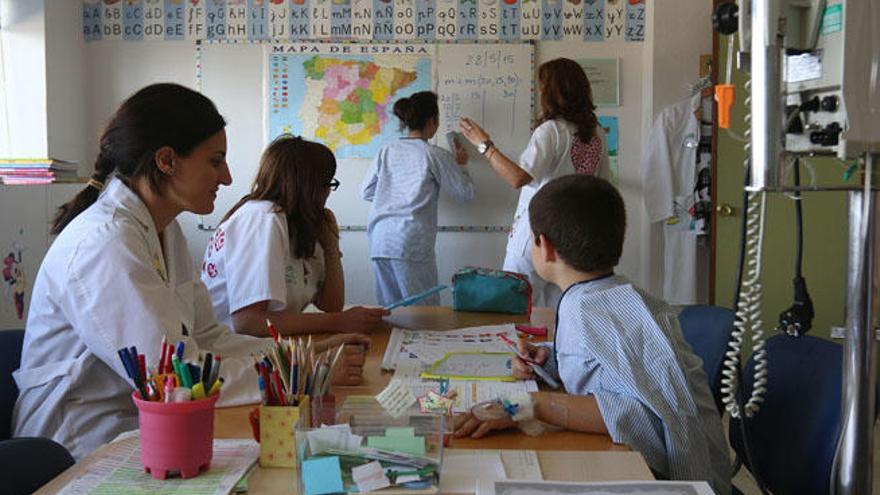 Las aulas hospitalarias intentan normalizar la vida de los niños que están ingresados a causa de una enfermedad y que no pueden asistir al colegio.