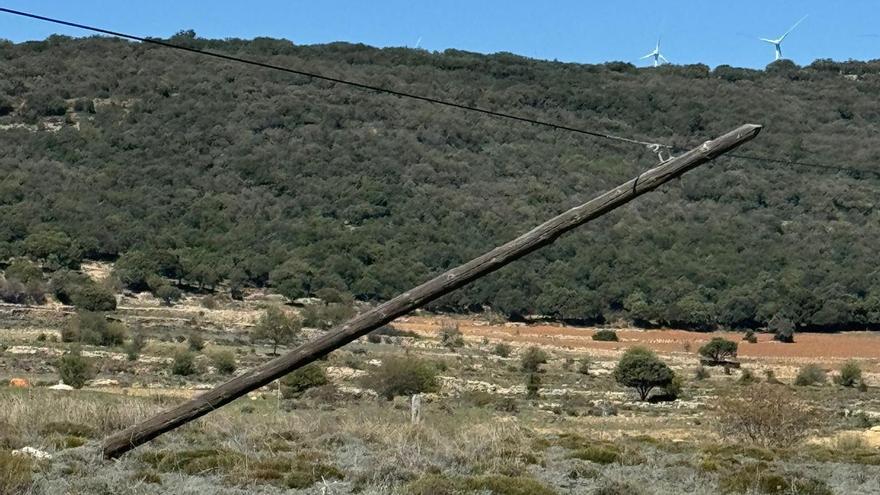 El poste telefónico ubicado en el término de Ares está a punto de caer, como evidencia esta imagen.