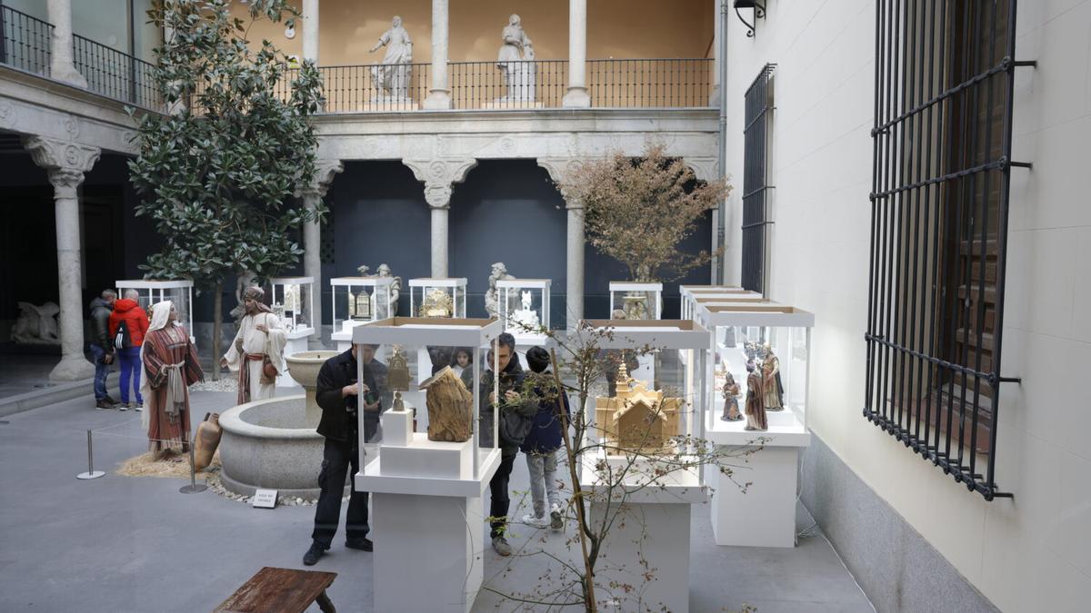 Rivera de la Cruz visita la exposición de belenes del Museo de San Isidro.