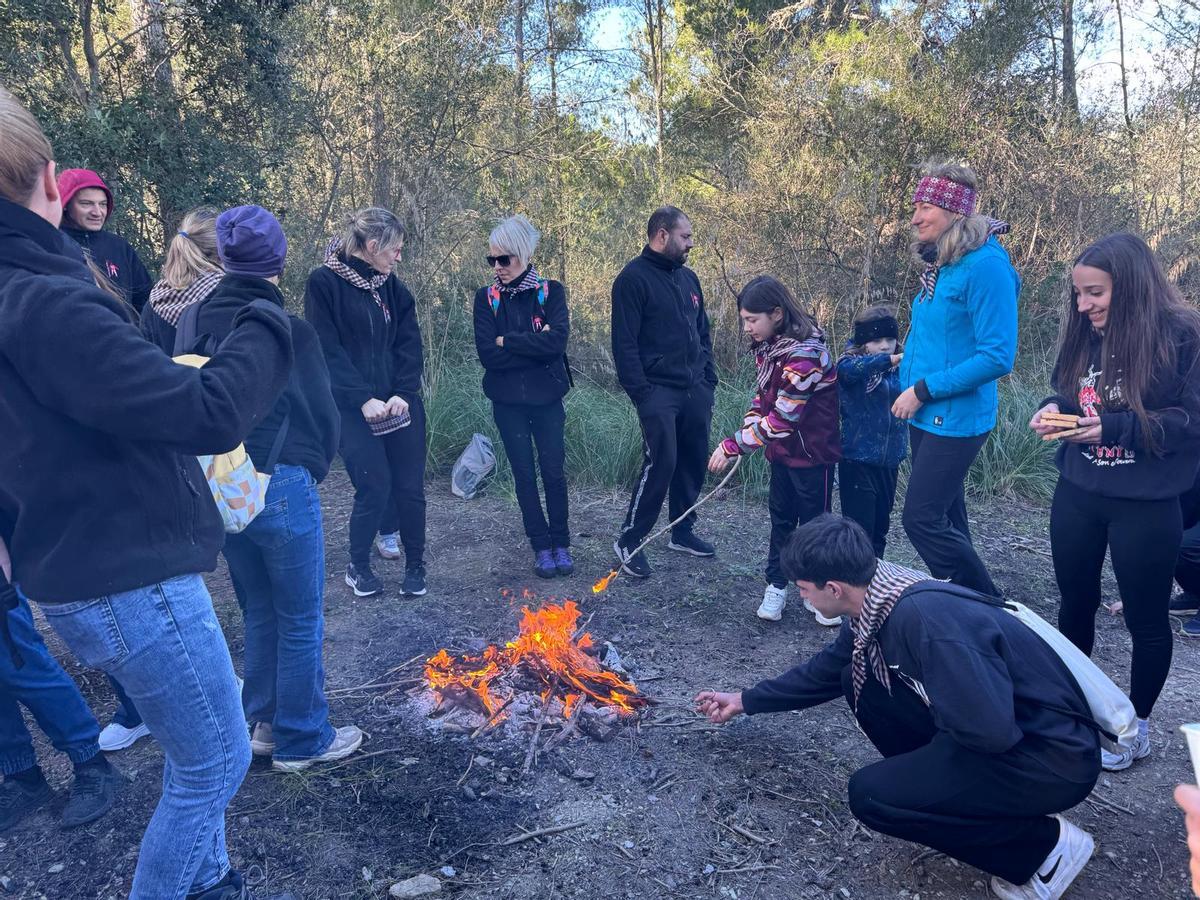 Los participantes encienden una hoguera para merendar y reponer fuerzas.
