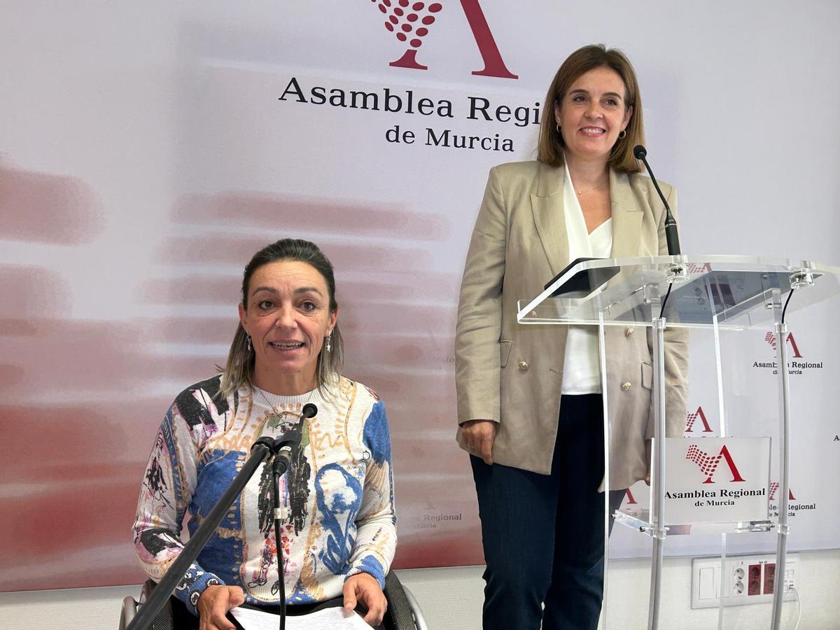 Sonia Ruiz (i) y Luz Marina Lorenzo, diputadas del PP.