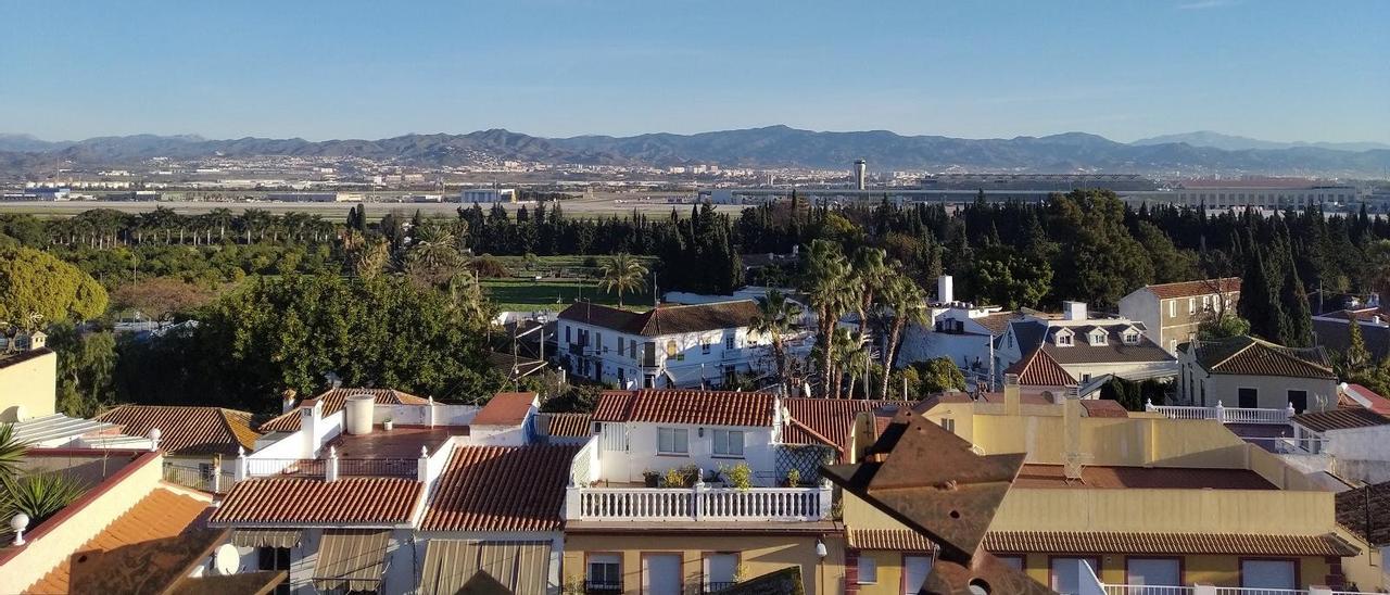 Vista de Málaga desde la plaza del mirador en Churriana a finales de 2020.