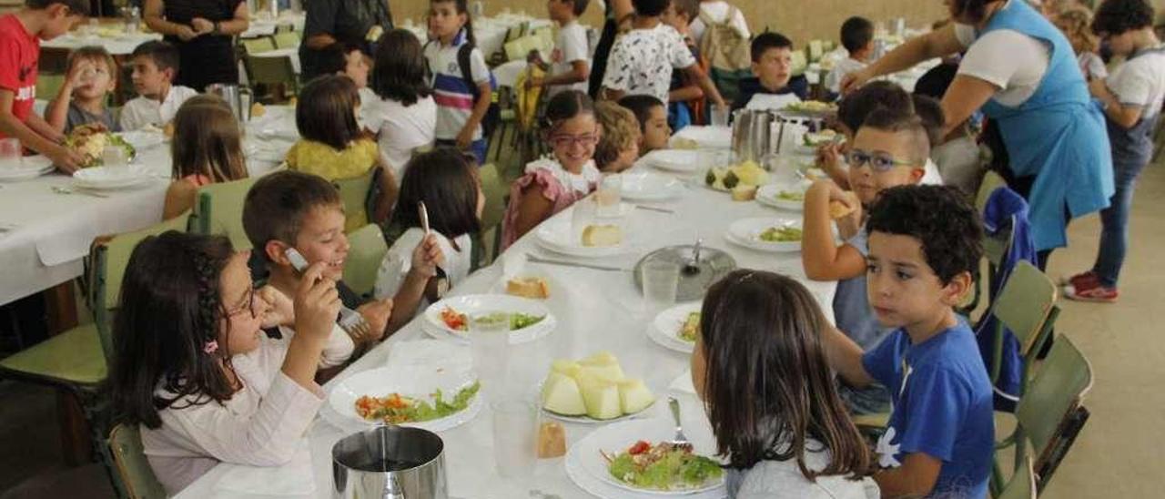 Una imagen de archivo del comedor escolar de reibón cuando se inició el curso en septiembre. // S.A.