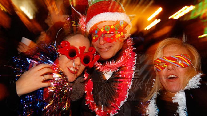 Amigos celebrando el Fin de Año en la Puerta del Sol. // EFE