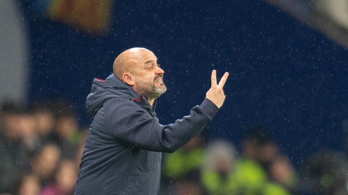 Manolo González da instrucciones bajo la lluvia a sus jugadores.