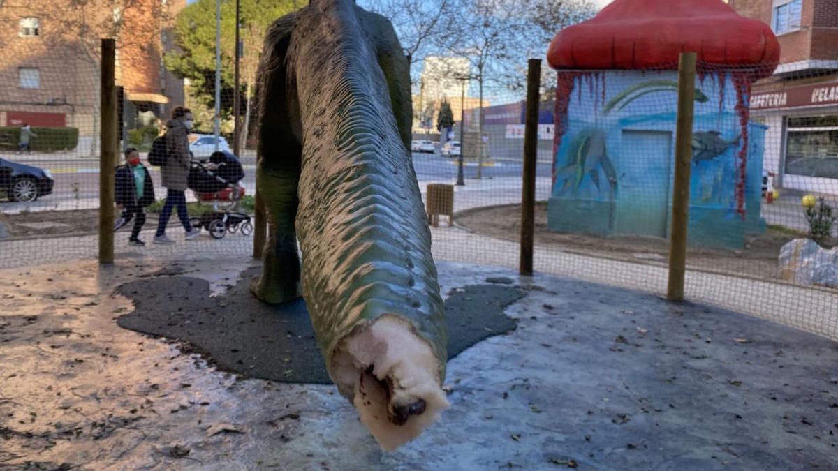 Uno de los dinosaurios del Parque Sauces figura sin cola después de que la arrancaran. | IVÁN URQUÍZAR