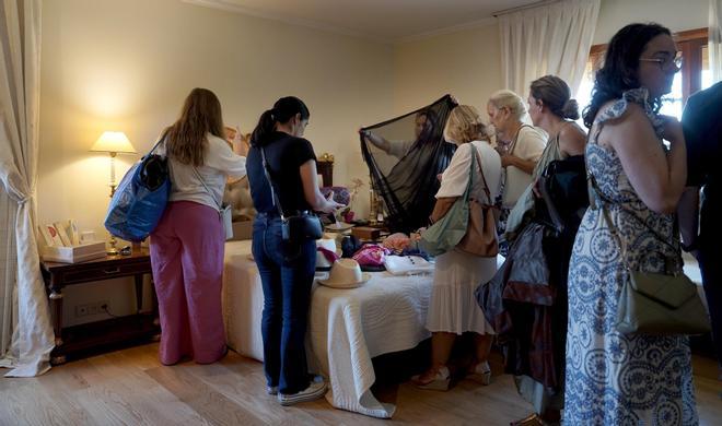 Mercadillo en una casa de lujo, organizado por La Moraleja Home.