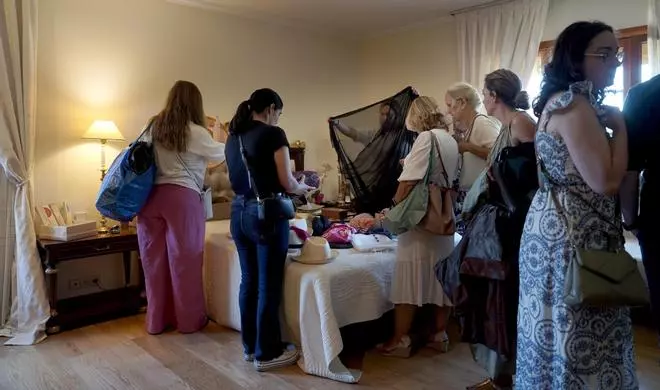 Mercadillo en una casa de lujo, organizado por La Moraleja Home.