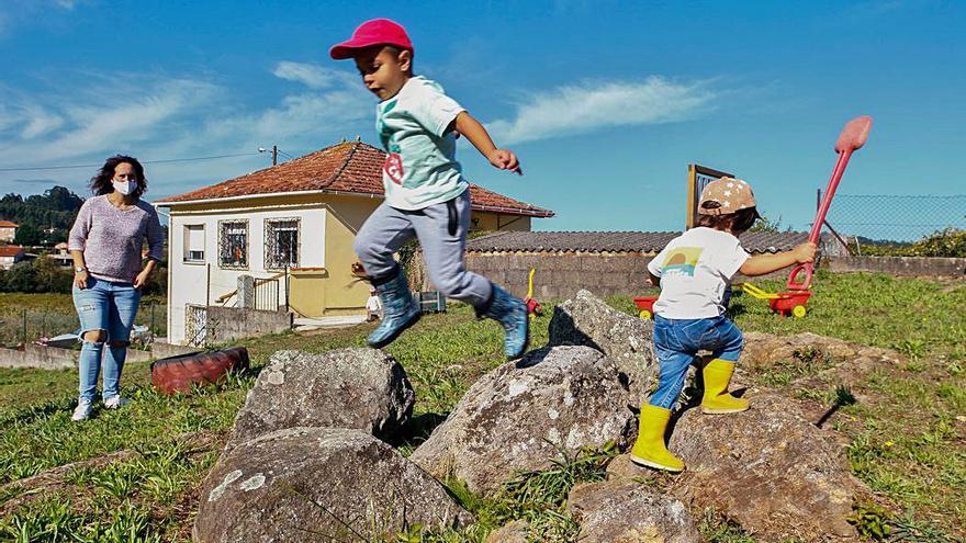 Las rocas del patio sirven para practicar el equilibrio. 