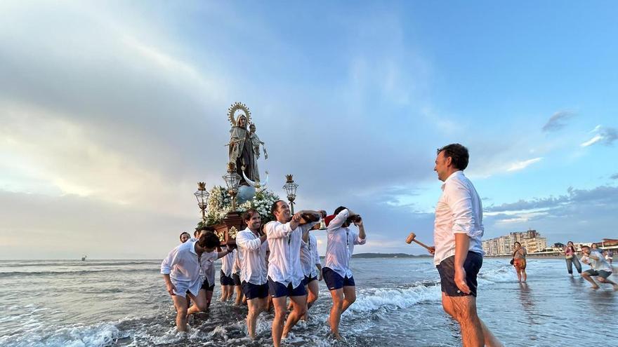 VÍDEO: La patrona de los marineros bendice las aguas en Salinas en un espectacular atardecer