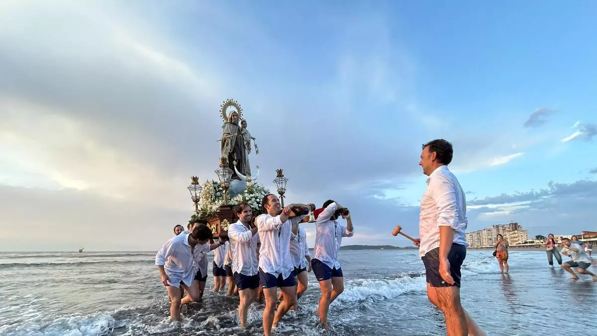Del diluvio al Cantábrico: la patrona de los marineros bendice las aguas en Salinas en un espectacular atardecer