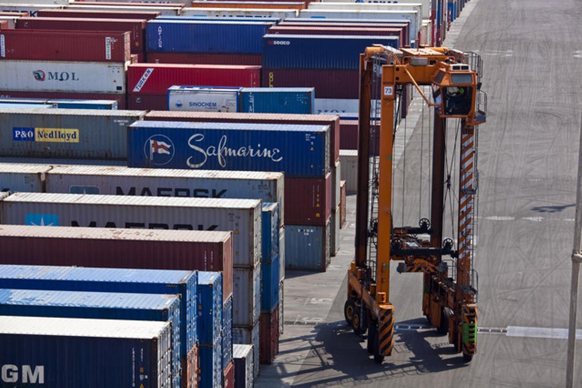 Contenidors de mercaderies al port de Barcelona.