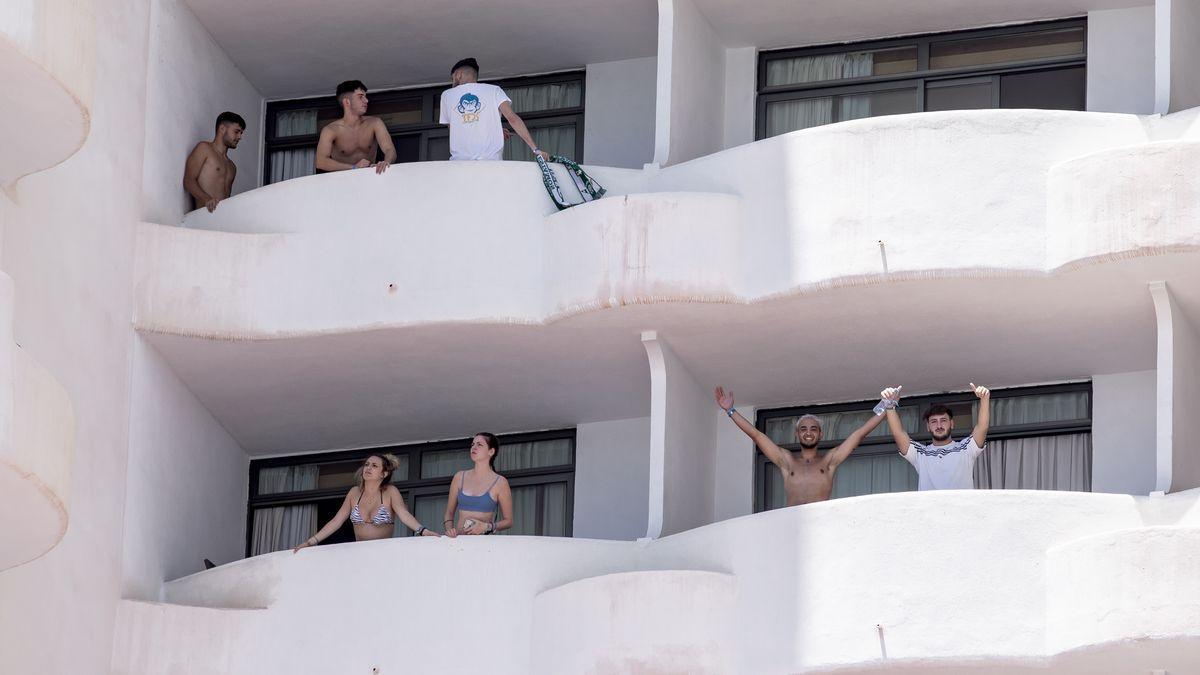 Jóvenes afectados por el macrobrote en los balcones del hotel Bellver