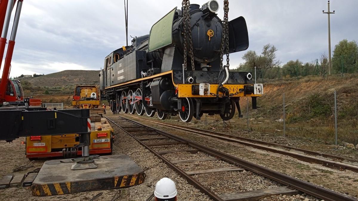 Locomotora en las vías de Endesa a la altura de Samper de Calanda.