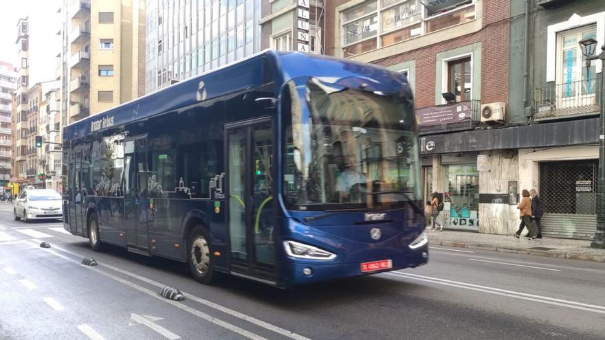 El autobús de Irizar, circulando por el centro de Zaragoza.