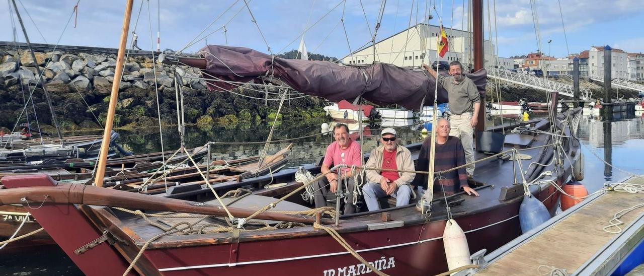 La “Irmandiña” y sus cuatro tripulantes antes de zarpar rumbo a Pasaia el pasado sábado.