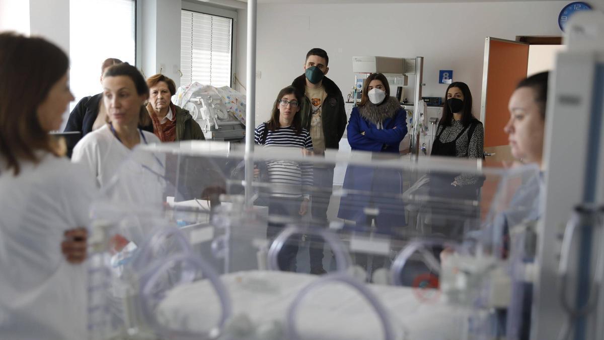 Familias en una visita guiada por Maternidad.