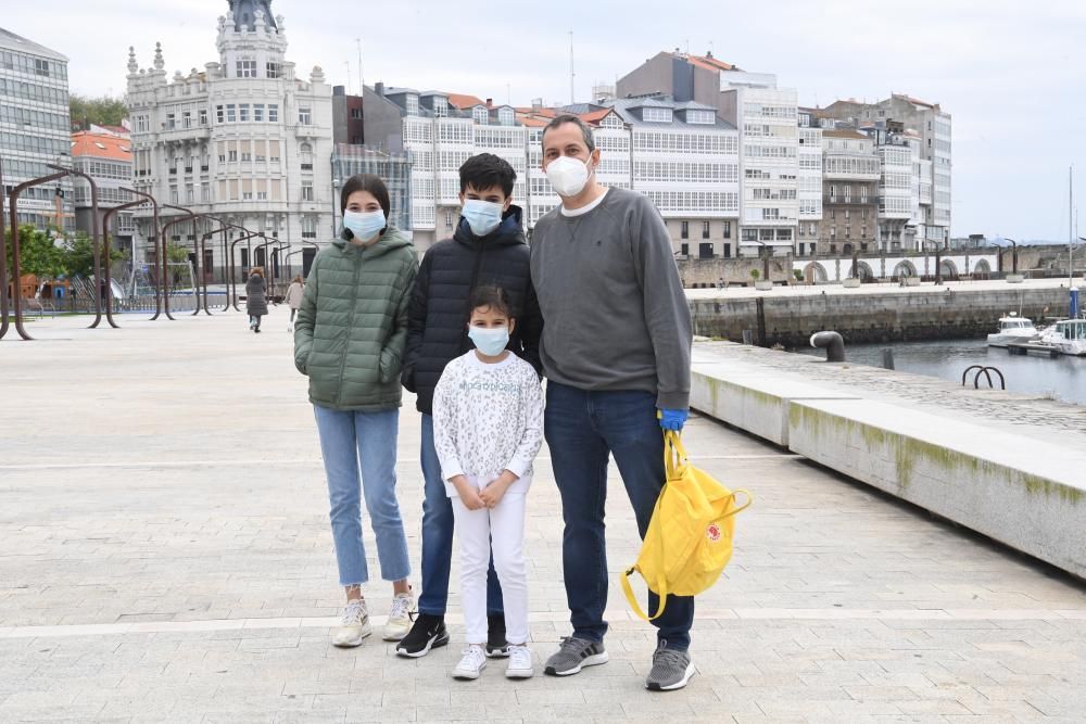 Primera salida de los niños a la calle en Coruña