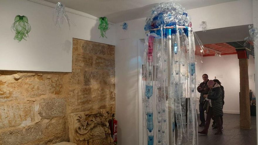 Alumnos del colegio Amor de Dios de Toro exponen sus trabajos con plástico reciclado en la Casa de Cultura