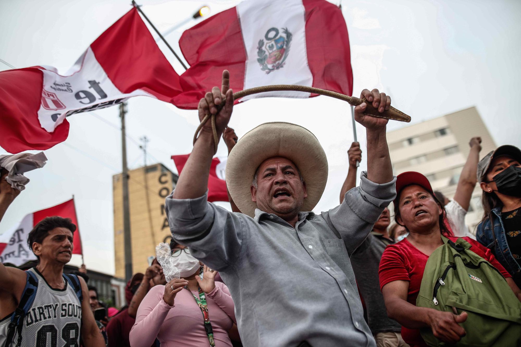 Cientos de manifestantes, a favor de Pedro Castillo y en contra del Congreso, se manifiestan en las calles de Lima (Perú)