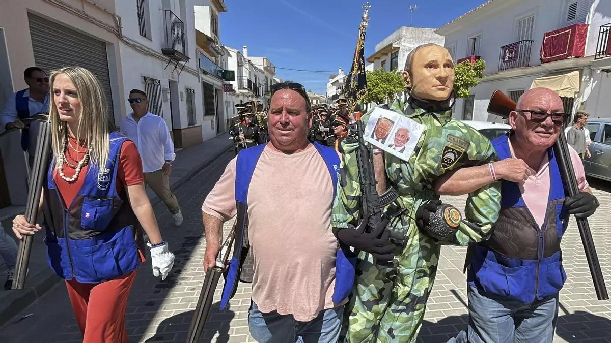Queman un Judas con la cara de Putin y fotos de Trump y Netanyahu en esta tradición del Domingo de Resurrección