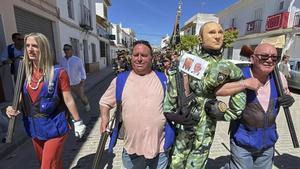 Queman un Judas con la cara de Putin y fotos de Trump y Netanyahu en esta tradición del Domingo de Resurrección