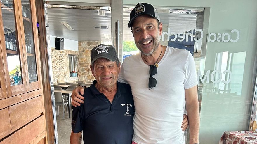 Roberto Vilar y Cesáreo Pérez en Casa Checho, en la isla de Ons.