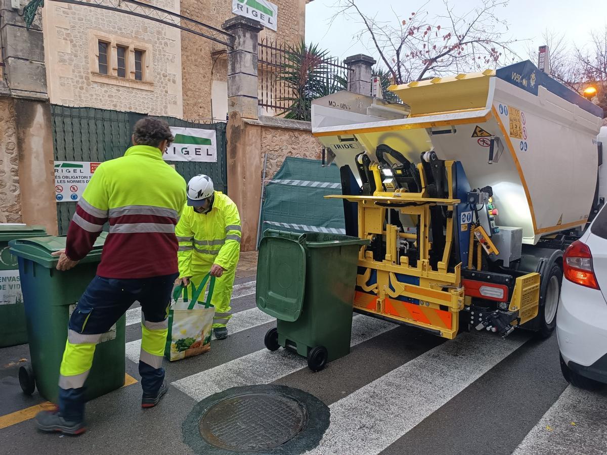Trabajadores de la recogida de residuos de Sóller.