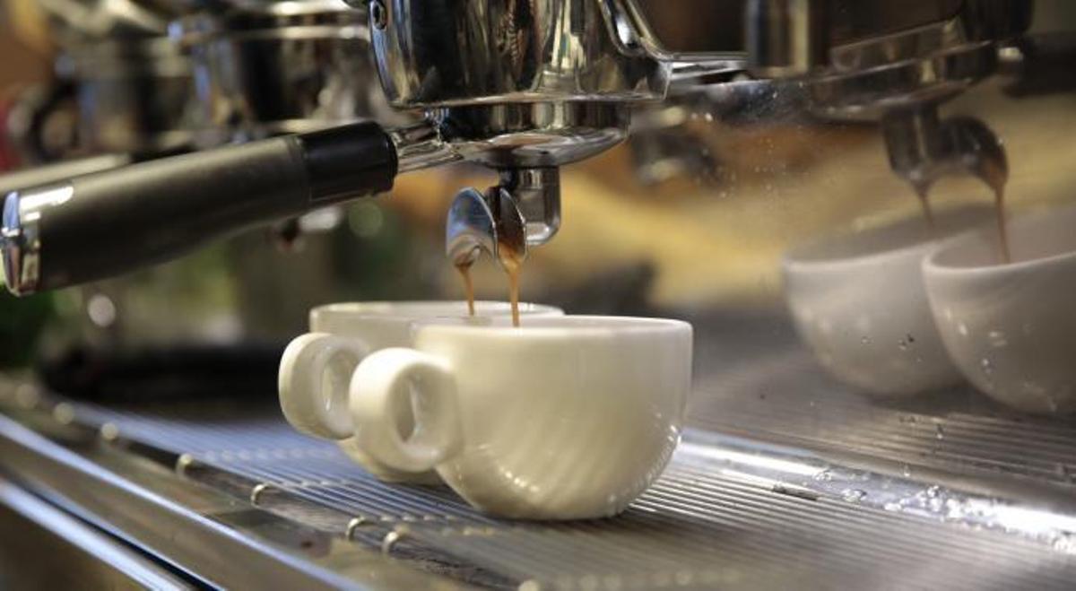 Una mujer con coronavirus se fuga de un centro de salud para tomar un café