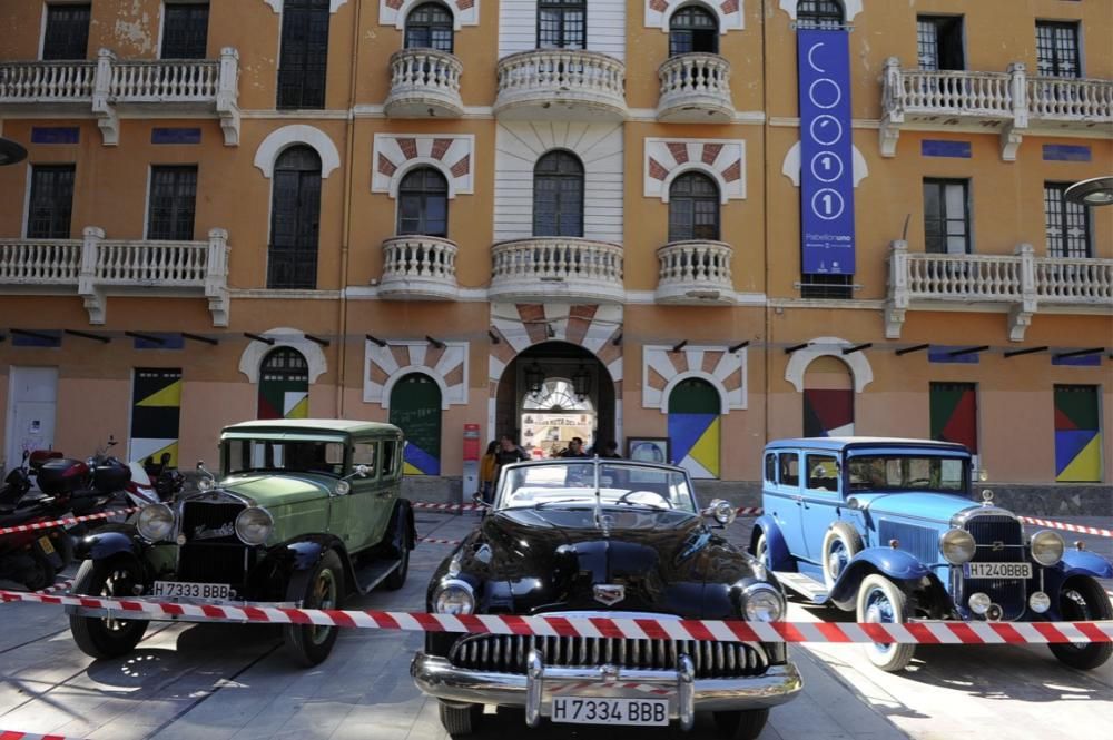 Lo coches antiguos conquistan  el Cuartel de Artillería