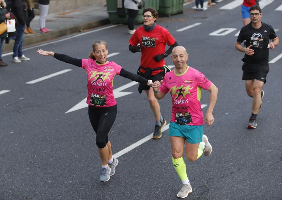 Los corredores del maratón completan la primera mitad del recorrido en los alrededores de Samil y Coruxo.