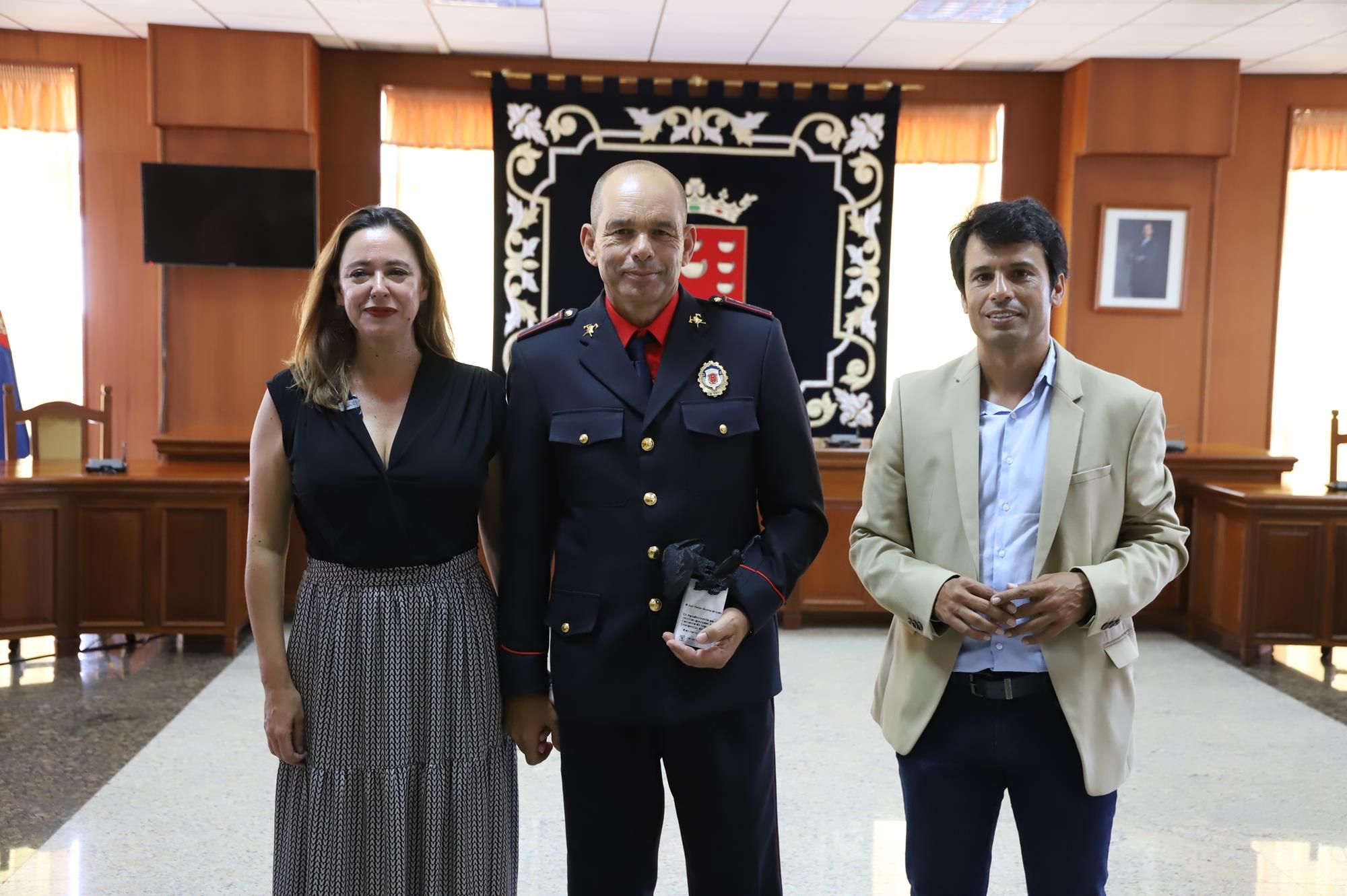 El Cabildo de Lanzarote homenajea al bombero Luis Álvarez tras 31 años de servicio