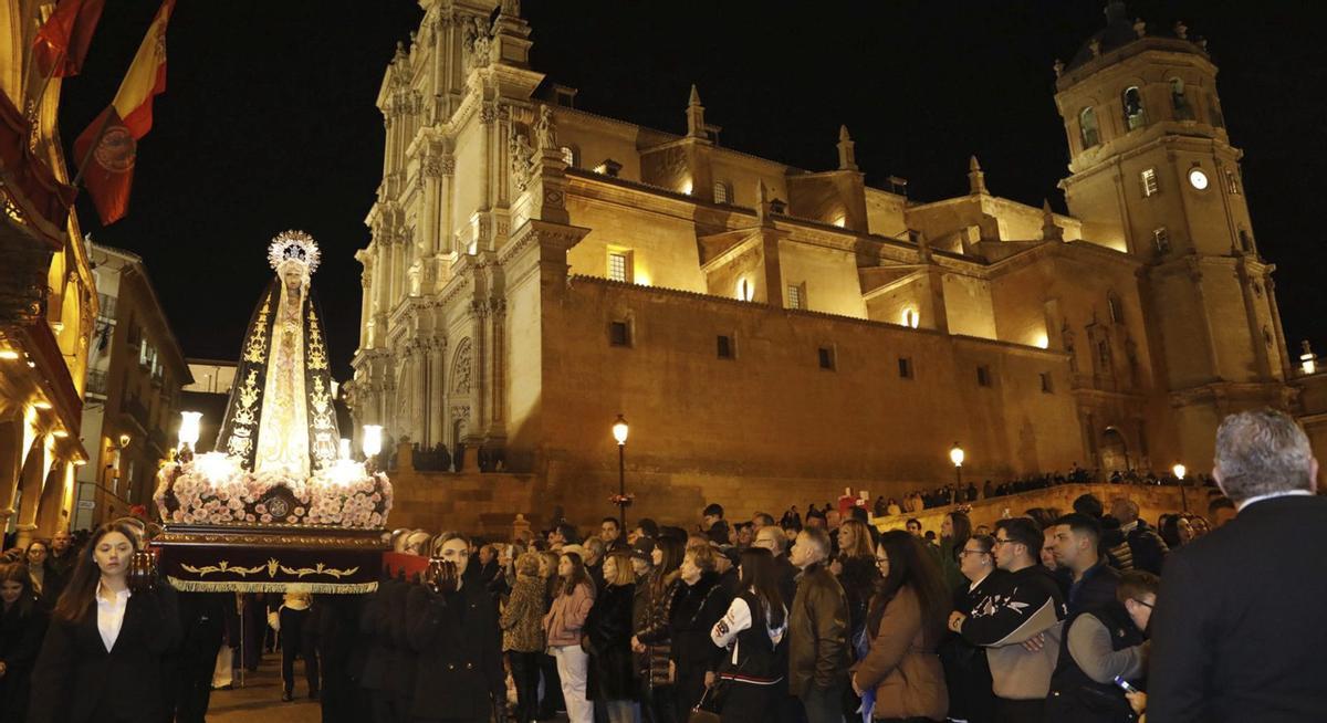 La Virgen de la Soledad desfila por el Casco Histórico de Lorca, ayer.