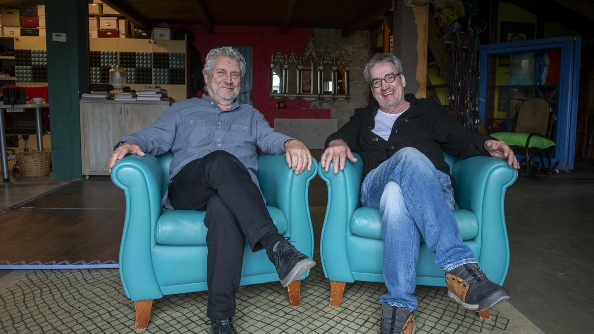 Manel Camp i Carles Cases, a l'estudi del sallentí, a l'ermita de Sant Esteve de Comià, a Borredà