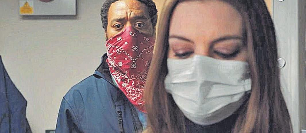 Anne Hathaway y Chiwetel Ejiofor, en la recién estrenada “Confinados”.