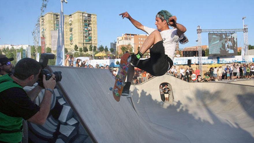 Exhibición del as del monopatín, Tony Hawk, en el Skate Park de Málaga, en 2015.