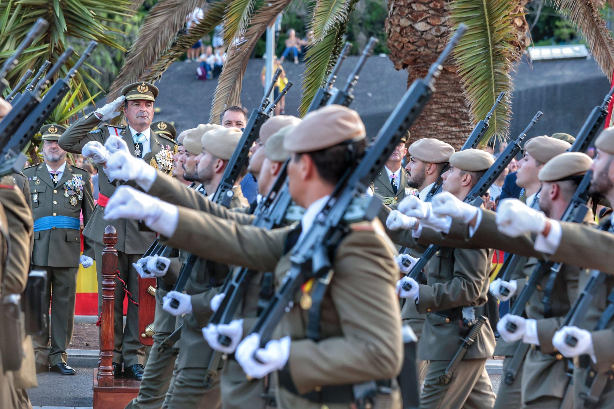 Arriado de la bandera nacional y exposición de material del Ejército