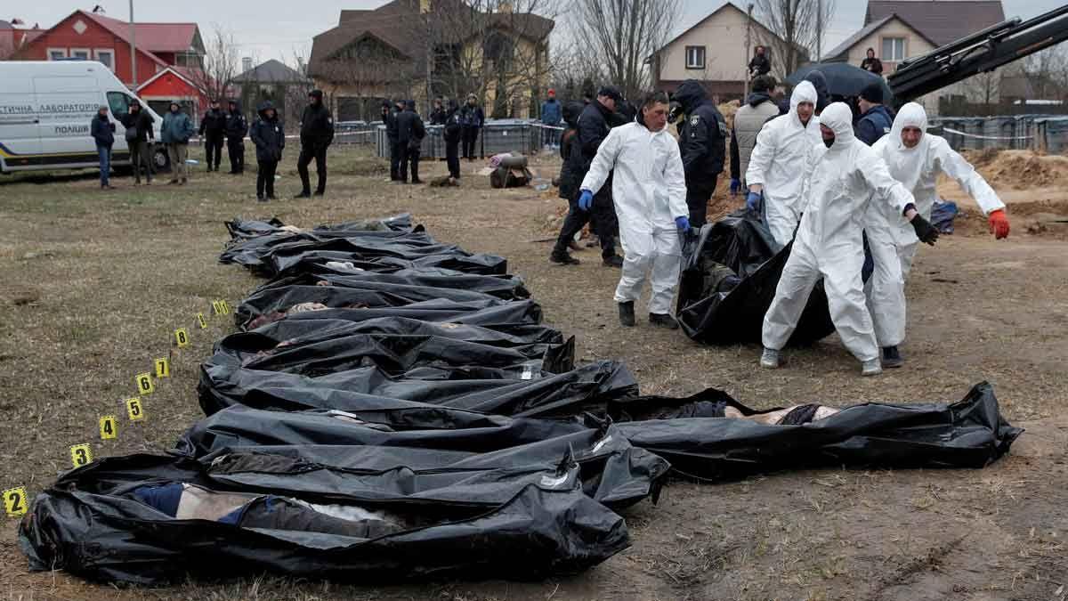 Exhumación de cuerpos de civiles en una fosa común en Bucha.