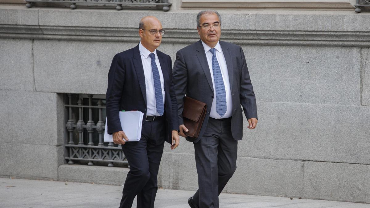El expresidente del Banco Popular, Ángel Ron (dcha), junto a su abogado.