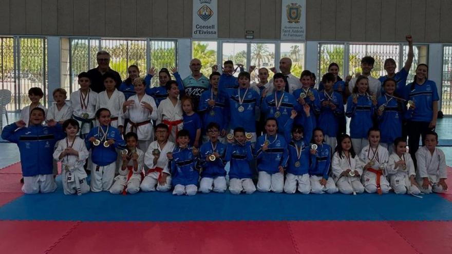 Imagen de los medallistas en la cita insular. | D.I.