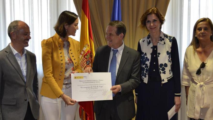 El alcalde, Abel Caballero, recibe de la Ministra, Reyes Maroto, el diploma que acredita la Reconquista como Fiesta de Interés Turístico Nacional junto a David Regades, Isabel María Oliver y Carmela Silva.