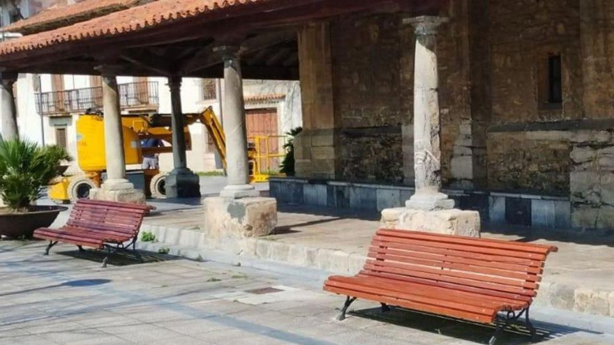 La iglesia de Santa María de Luanco luce sus nuevos bancos
