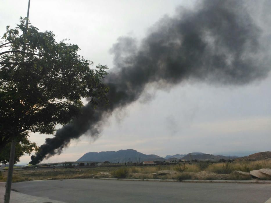 Los bomberos tratan de sofocar un virulento incendio en una planta de residuos de AIicante