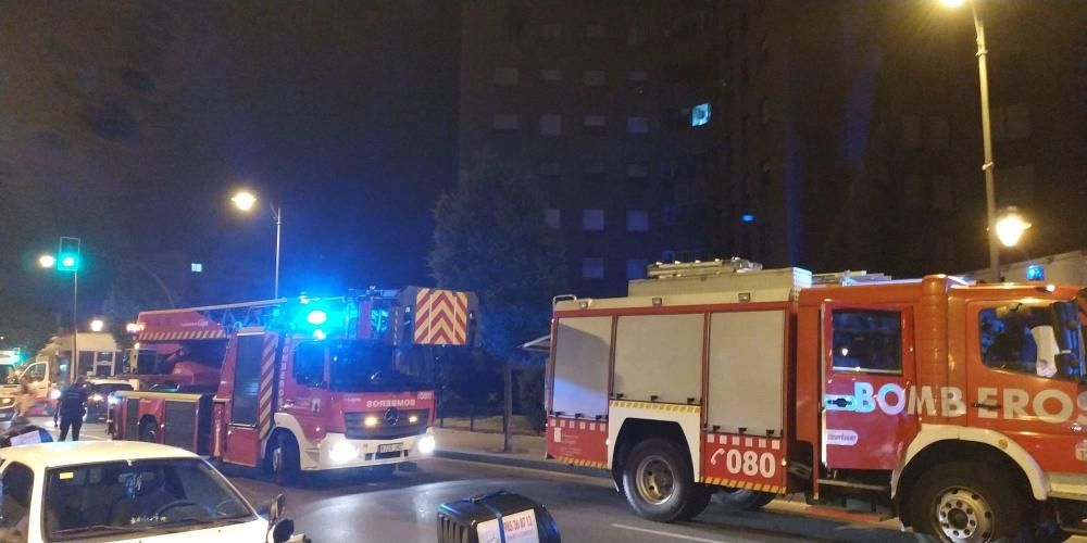 Un incendio obliga a desalojar el edificio La Estrella, en el barrio gijonés de El Natahoyo