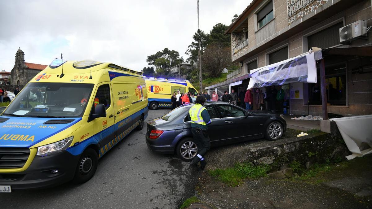 Dos morts després d’envestir un cotxe quatre persones en una terrassa d’un bar a Pontevedra