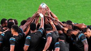 Los jugadores de Fiji rezan antes del partido del Mundial de Rugby en Sapporo, Japón.