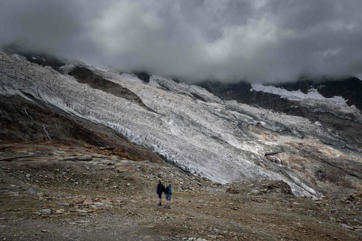 Turistas cerca del glaciar Fee, por encima del resort de montaña suizo de Saas-Fee, el 30 de julio del 2022. En la zona queda poca nieve y los glaciares se derriten a gran velocidad.